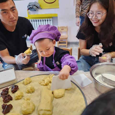 陈巴尔虎旗计生协向日葵亲子小屋举办“喜迎中秋 月饼制作”主题亲子活动