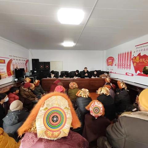 冻日村组织群众宣传石渠县义务教育阶段控辍保学责任追究办法与群众签订禁止未成年入寺及控辍保学监护人承诺书