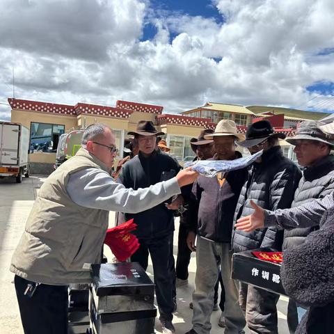 县林草局装备暖心配发 我镇积极领取精准发放筑牢防火“安全屏障”