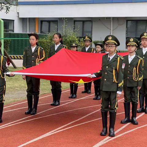 以榜样为镜 与榜样同行——新世纪光华学校小学部第五周升旗仪式暨主题班会