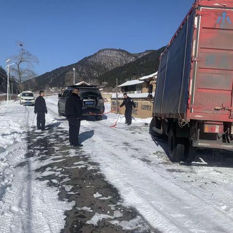 天冷人心暖，韩洪所民警推车暖心救助。