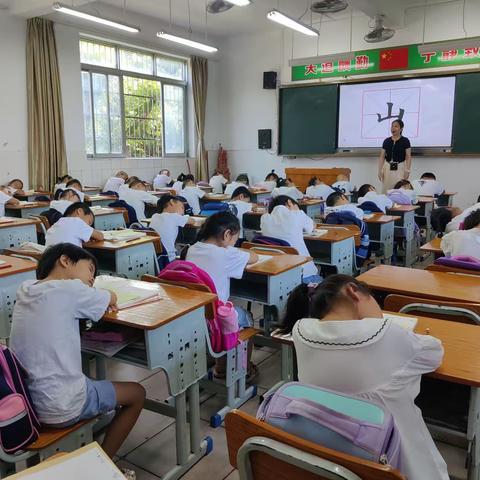 “福娃从小立志 强国复兴有我 ” 钦州市第一小学一年级课堂常规比赛