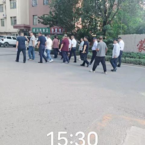 枣园镇党委和辖区各小区物业，到蒙山花园参观交流