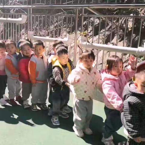 【记录宝贝户外活动游戏，健康快乐成长】小红帽幼儿园，小小班户外运动活动