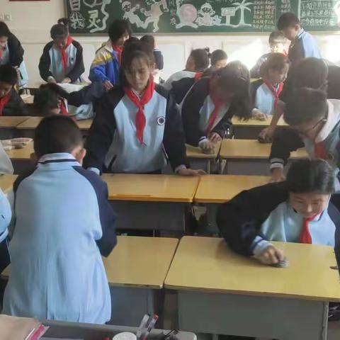 兴安小学五年级一班在班主任带领下进行大扫除