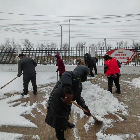 风雪弥漫处 扫雪暖意浓 菏泽市鲁西新区陈集镇马楼村组织扫雪除冰行动