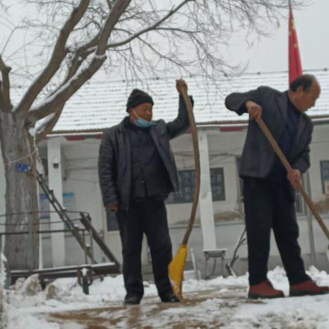 满城银装一夜来，扫雪除冰暖意浓——上石城党支部带领党员群众清扫路面积雪