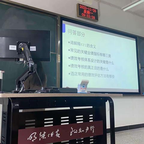 本周刚一上课，我们就由学习组带领大家进行晨会小游戏。本周进行同学们都感到刺激且紧张的击鼓传花游戏，鼓声响起，主持会往台下递一支笔出去，同学们依次传递，声音停止后谁拿着粉笔，就要起立回答主持人的问题。