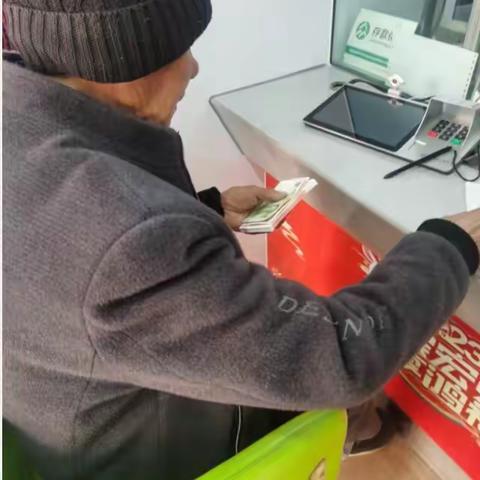 新港邮储储蓄开展“整治拒收现金，禁止非法使用人民币图样”宣传活动