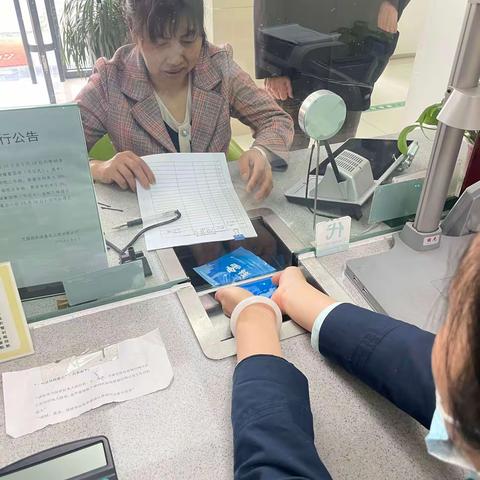 邮政储蓄芜湖市繁昌区荻港镇营业所开展“零钱包”兑换服务，让现金服务“零距离”