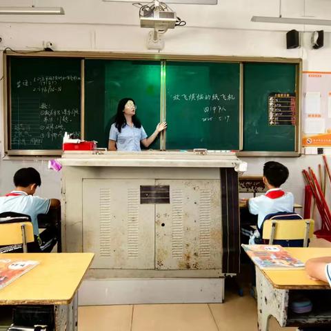 四年级组放飞烦恼的纸飞机主题照片