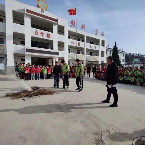 加强学校防灾减灾，建设和谐美好校园——礼县石桥镇圣泉九年制学校开展防震防火减灾演练活动