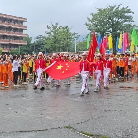 高举队旗跟党走，罗定少年勇争先——罗镜镇中心小学高校区“六一”表彰大会暨游园活动