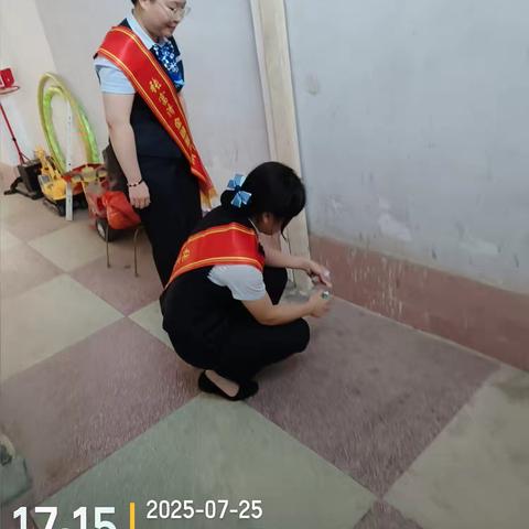 南雄支行张富清金融服务队开展社区防蚊灭蚊专项行动