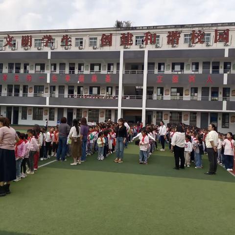 2023年10月18日，淮阳区第三实验小学举行了作业展览，同学们作业各有千秋，有的字小巧玲珑，使人感觉赏心悦目，有的字大如方块，令人感到落落大方……真是各有千秋，美不胜收！