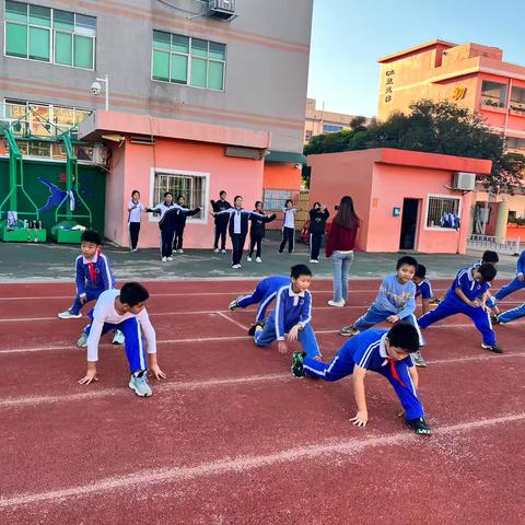 弘文学校中短跑社团接力跑训练记