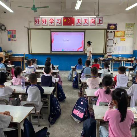 【劳动最光荣，实践出真知】——三里镇大零小学一年级学生《洗抹布》劳动课