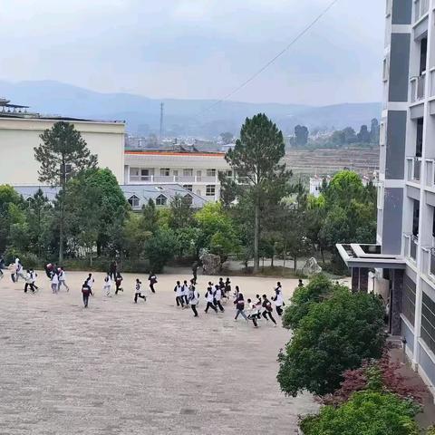 敲响防震钟 绷紧安全弦——江川区第一中学组织开展本学期第三次学生应急疏散演练