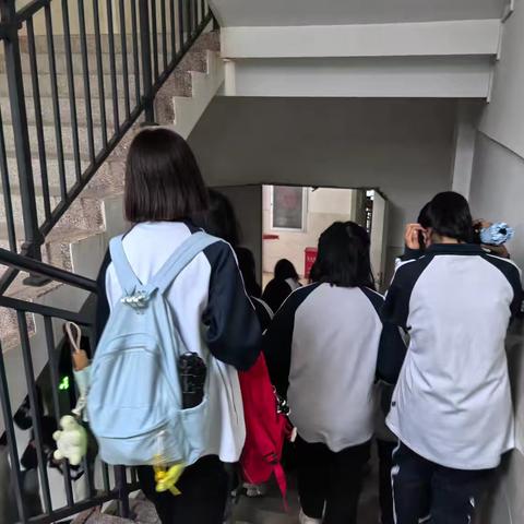 以演筑防 临危不乱——玉溪市江川区第一中学组织开展2024-2025学年上学期学生宿舍应急避险演练（副本）