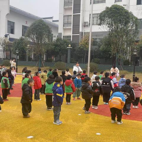 三市镇中心幼儿园：国旗下成长｜《警察节》