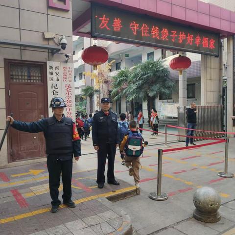 万东社区民警在辖区为群众服务