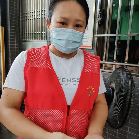 红色马甲：穿梭在生活里的温暖力量
