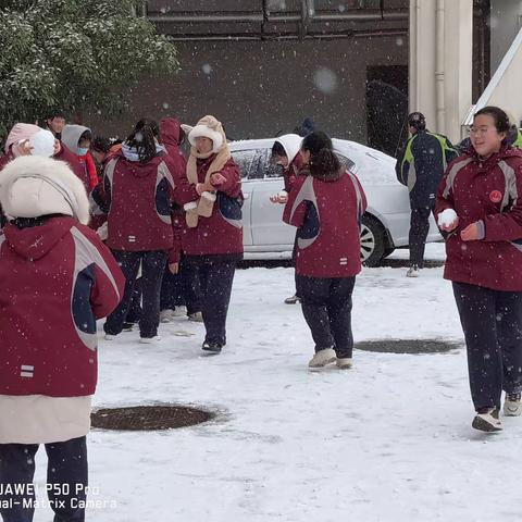 雪仗相邀不忆年,楼前屋后雪盈颠。高二10班戏雪活动纪实