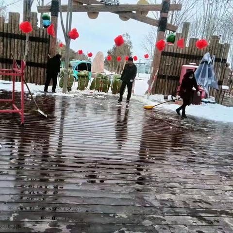 胡桥景区:铲雪除冰，助力元宵