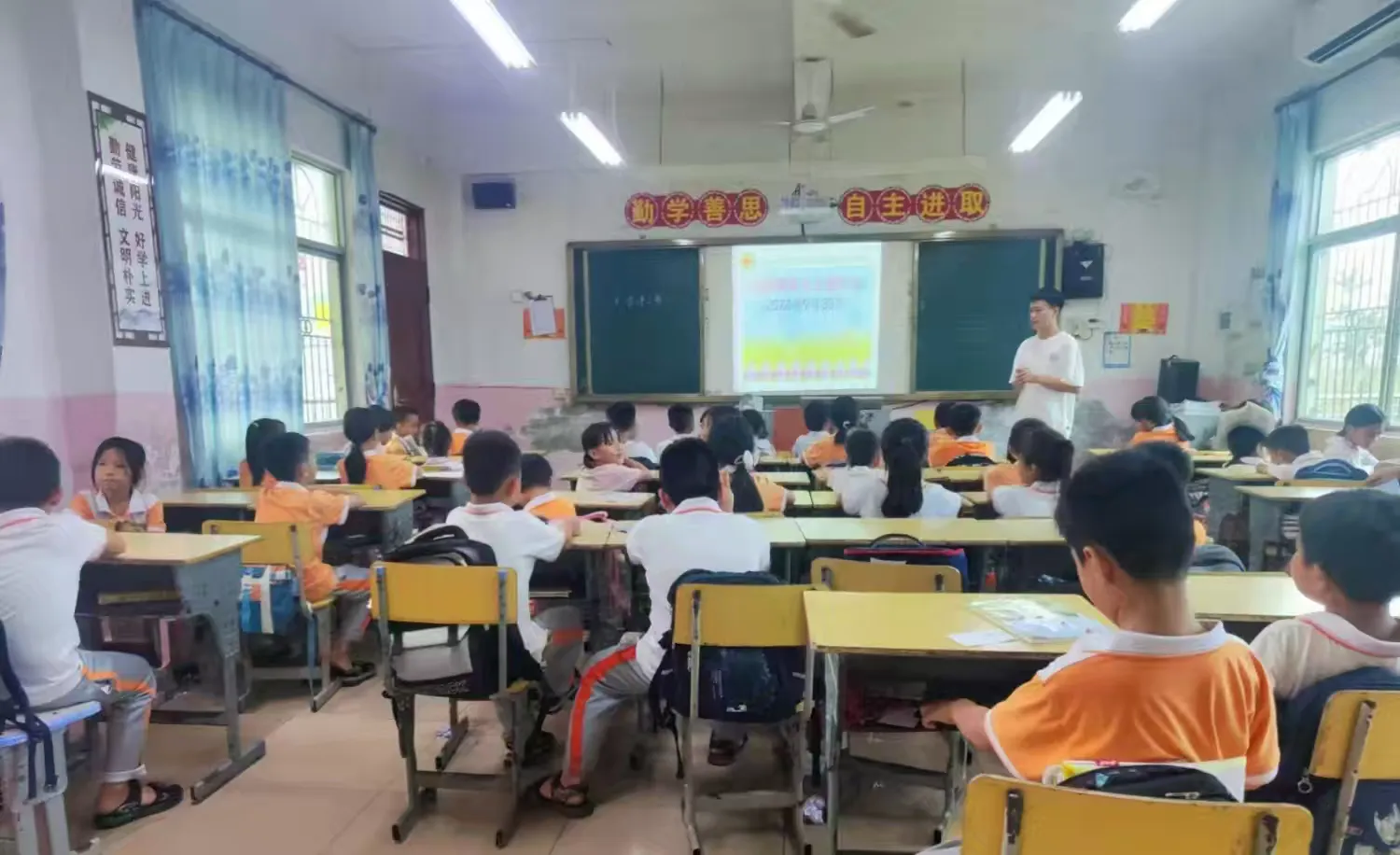 简篇-喜迎国庆,礼赞祖国——琼山区红旗镇中心小学