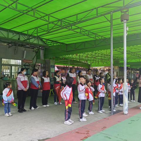 206班护学岗:冬日的清晨，寒风携着细雨，冷气扑面而来在学校路段，我们看到了一道亮丽的风景线，有温暖的笑脸，温和的声音迎接着孩子们.