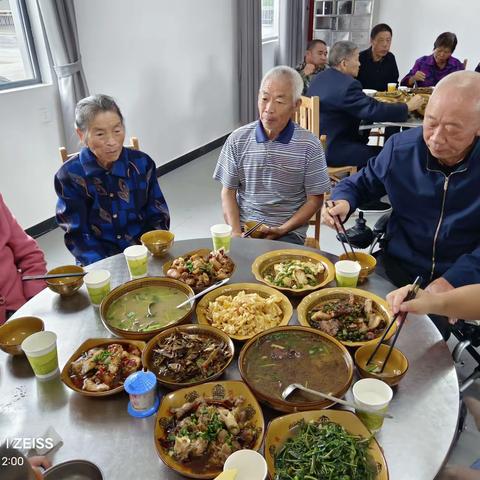 迎国庆   庆中秋 值此中秋、国庆双节来临之际，板江乡敬老院恭祝各位领导、亲们节日快乐！阖家幸福！同时也恭祝一直以来关心与支持板江养老事业的社会各界爱心人士节日快乐！生意兴隆！财源广进！愿好人一生平安