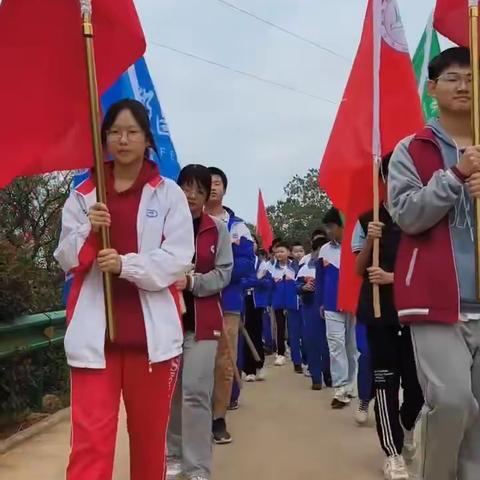 “敢登凌云峰，勇闯天涯路”——南峰镇中学举行2023年秋季远足活动