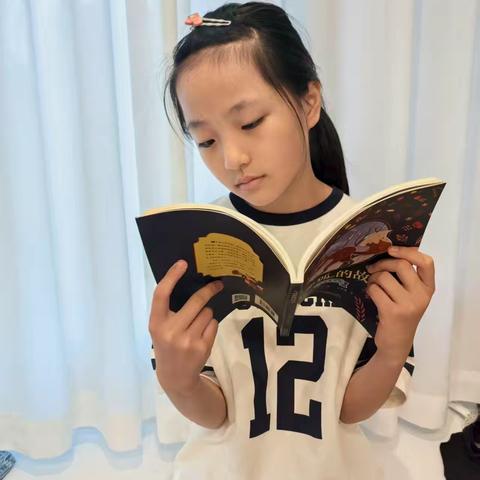与书为伴，让童心在字里行间轻盈起舞——我的暑期"小读者"成长手记