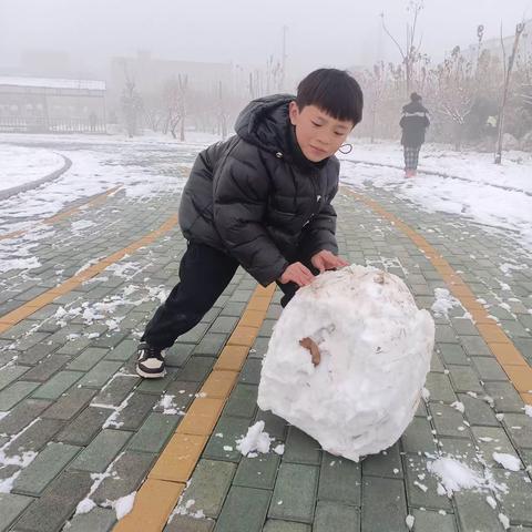 三年级雪地里的小可爱