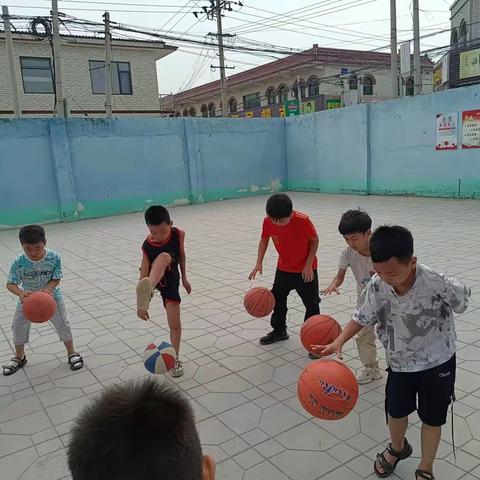 西于庄小学坚持以培养学生的核心素养为目标，开展丰富多彩的活动，让每位孩子都能健康、快乐、阳光的成长。