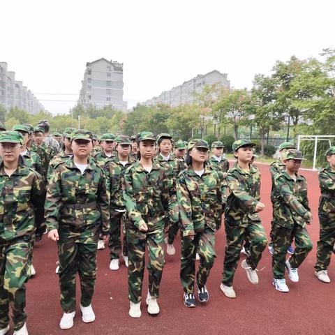 千磨万击还坚劲，任尔东西南北风。