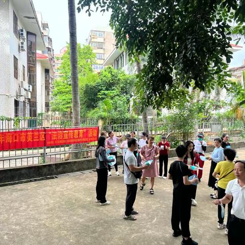 白龙街道振兴社区新时代文明实践站开展“争做法律明白人”法治宣传活动