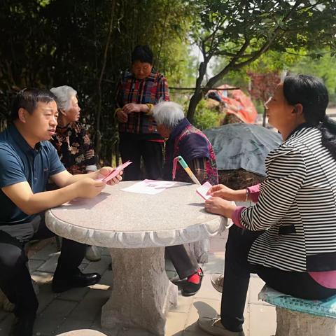 服务“零距离”  实事“惠万家”               —神灵山村党支部主题教育进行时