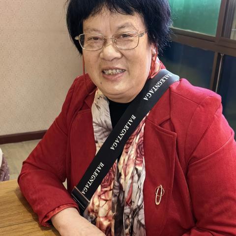 新化县十三中学高九班毕业50周年同学聚会共进午餐的精彩片段