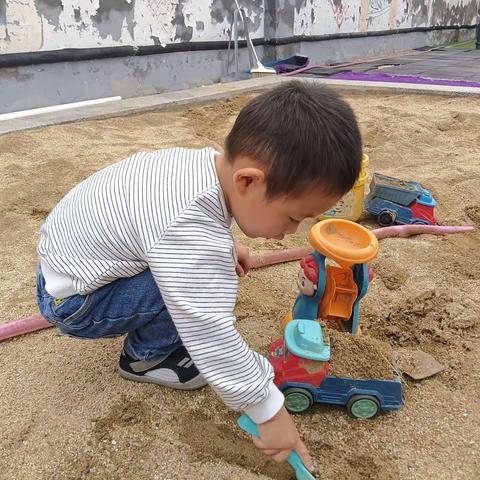 鱼丘湖街道中心幼儿园东兴分园小二班户外游戏观察记录‘建材市场’