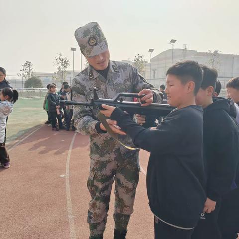 方城县第六小学国防教育进课堂 ——普及国防教育知识 培养担当民族复兴大任的时代新人