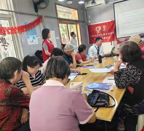 “智慧银铃，乐享生活”——舜玉路街道社工站开展老年人智能手机学习小组