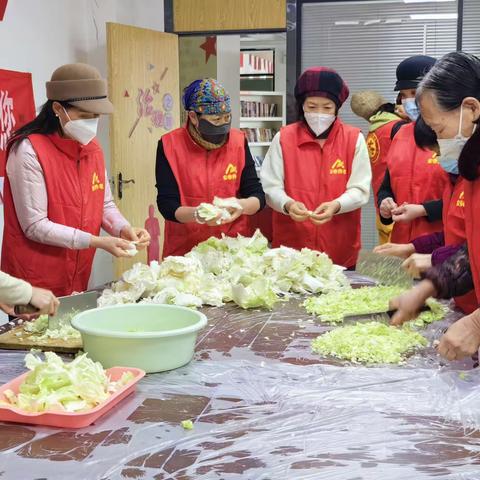 12月22日是冬至节，为弘扬民俗文化，继承传统习俗，让居民感受浓浓节日氛围，河南安泰居家养老服务中心联合十二里屯社区邀请辖区居民，开展了“冬至暖人心，社区一家亲”为主题的冬至包饺子活动。