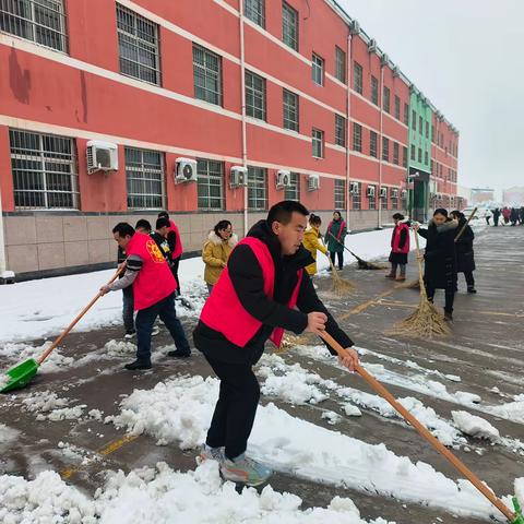 坡头镇各校开展扫雪除冰活动