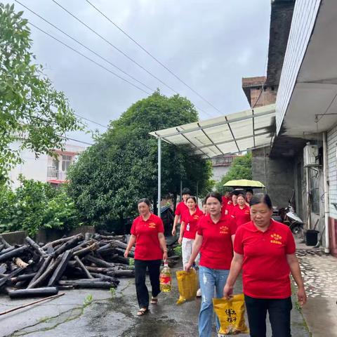 “迎端午，庆六一”萍乡市春风爱心志愿者协会湘东分会开展关爱困境老人及留守儿童活动。