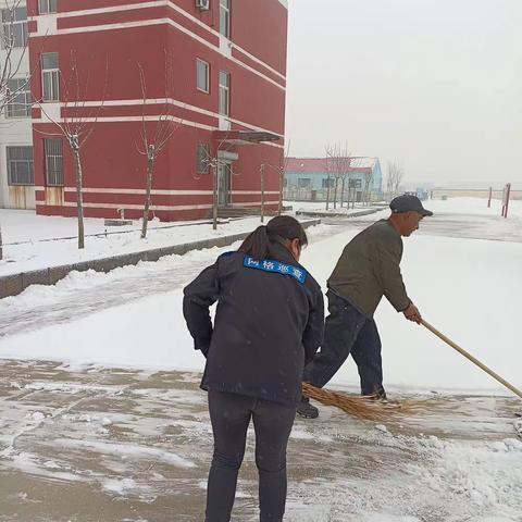 第一责任区网格员开展校园扫雪活动