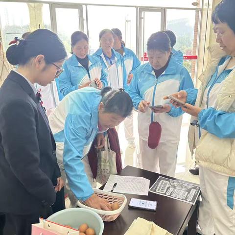 漳河支行开展“单手抓鸡蛋”主题客户回馈活动