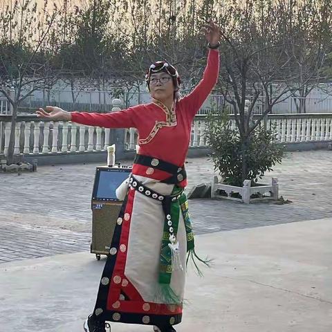 日暮夕阳红似火 共享生活好时光