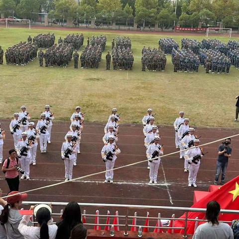 身穿迷彩少年气，神采飞扬正青春