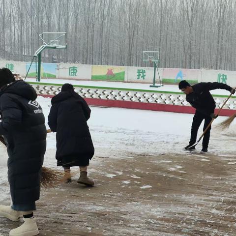 瑞雪满校园，扫雪暖人心——潞灌乡前王小学扫雪纪实